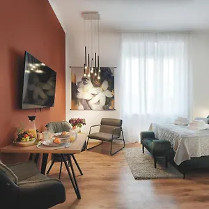 Emi Luxury Apartahotel